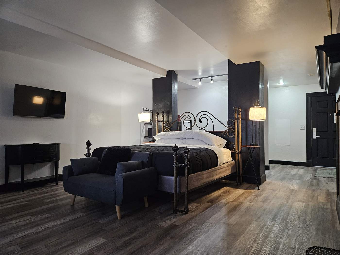 King suite bedroom
